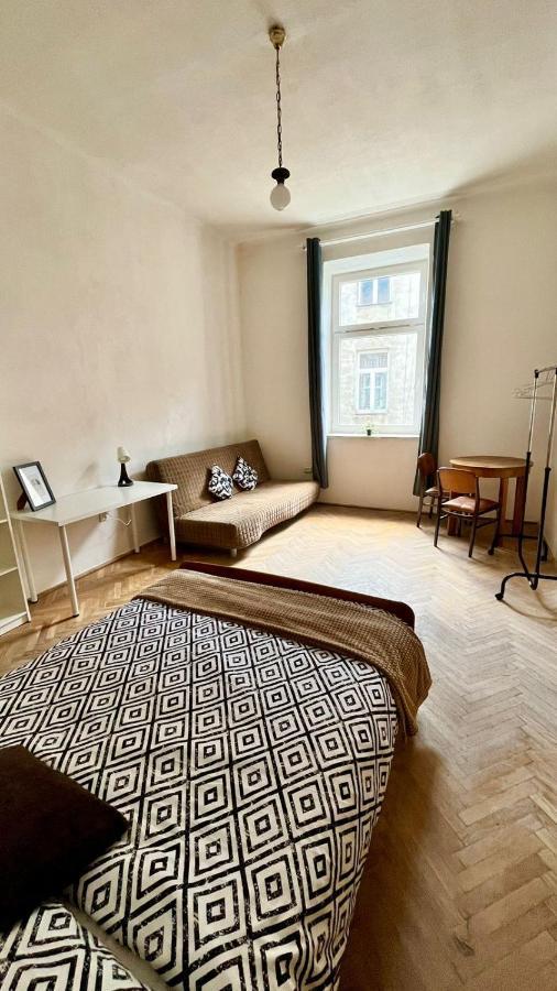 Nice Bedroom Near The Bus And Train Station Краков Экстерьер фото